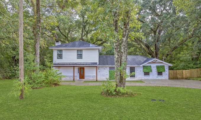 Daphne House | NEW! Serene Oasis in Daphne: Cozy Home with Giant Oaks