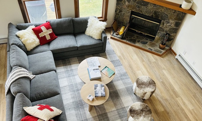 West Dover House | New Ski home next to mount snow, kingswood. Ski bus to front door and pool