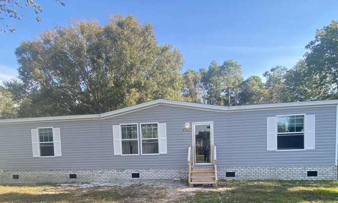 Southport House | New Southport house 4 miles from beach and town.