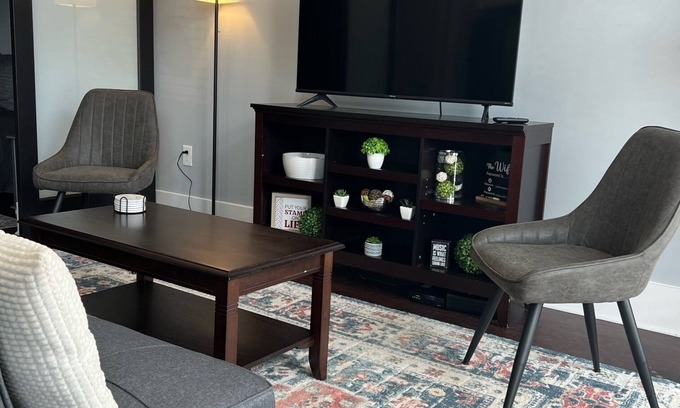 Commonwealth Apartment | NEW! Spacious 1 Bedroom Studio in Plaza Midwood with Fast Wi-fi!