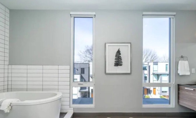 Upper Beaches House | NEW Spacious BEACHES townhouse w/ parking & office