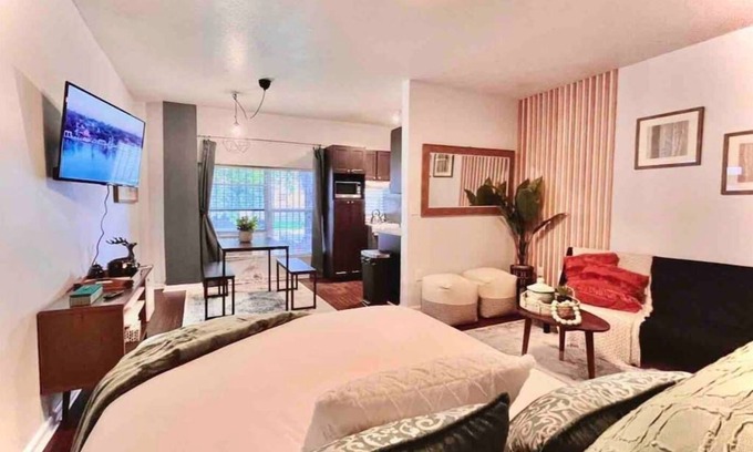 Little Haiti Apartment | New Studio cozy décor min. from beach & Wynwood