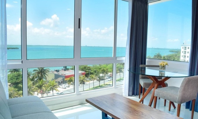 Zona Hotelera Apartment | New studio, stunning lagoon views, beach access