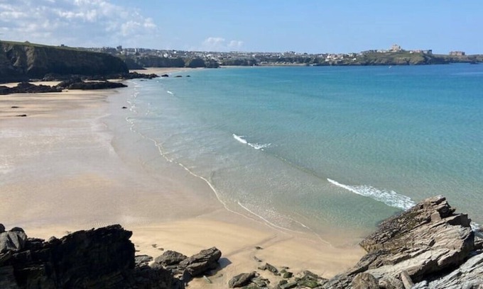 Porth House | New-Stylish 4 bed house - bed to beach 7 mins