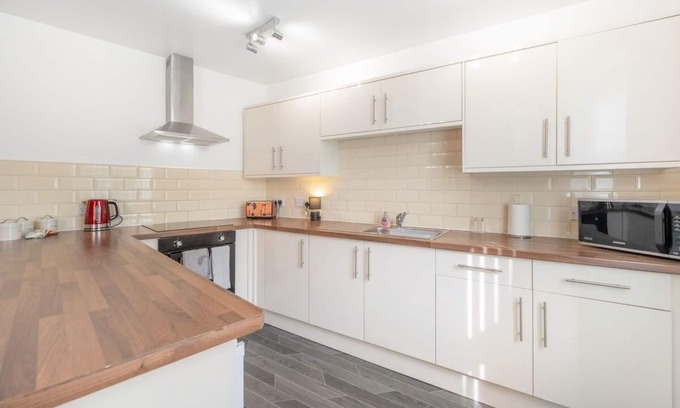 Stockton-on-Tees Apartment | NEW! Stylish 5-Bed Flat in Thornaby, Big groups!