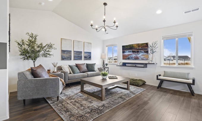 Nampa House | New, Stylish & centrally located. By Ford Idaho Center, shops & restaurants!