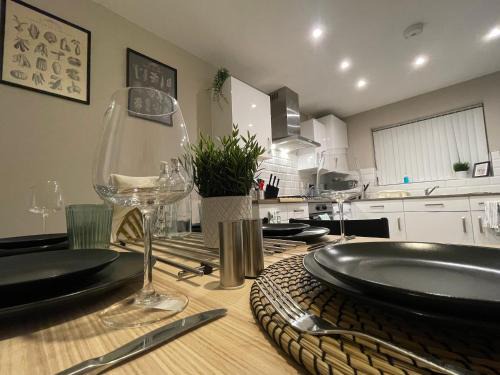 Smethwick House | New Stylish House - Sleeps 7 - Free Parking - Contractors Welcome - Wifi