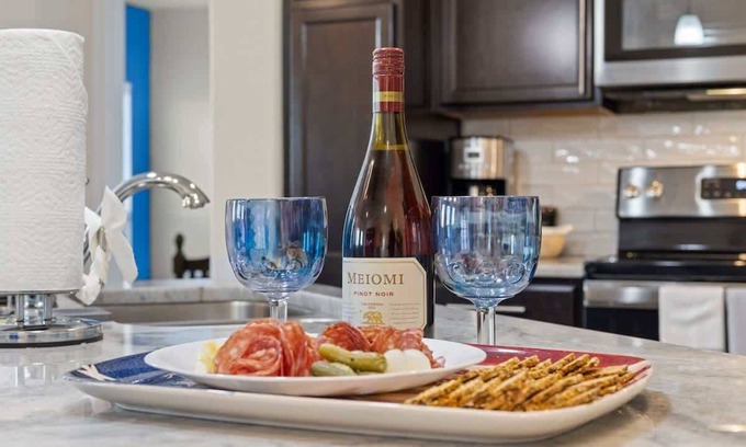 Temple House | NEW* Temple+4Bd+1 Story+Pet Friendly+FAST Wi-fi