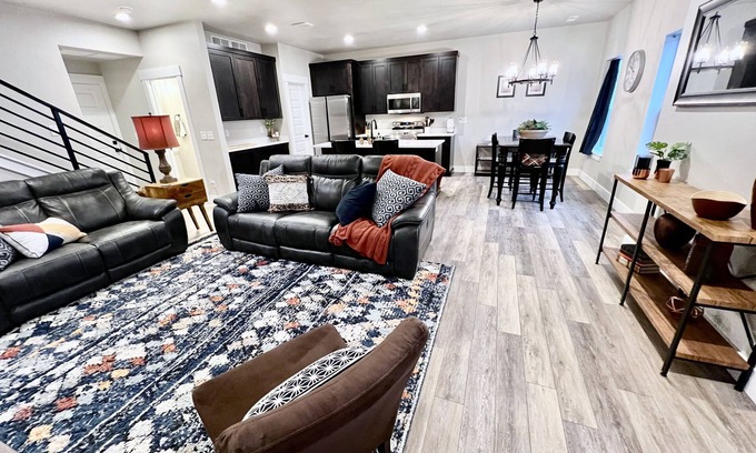 Ammon House | New Towhhome in heart of Idaho Falls walk to WalMart. 4 Bedroom sleeps 8