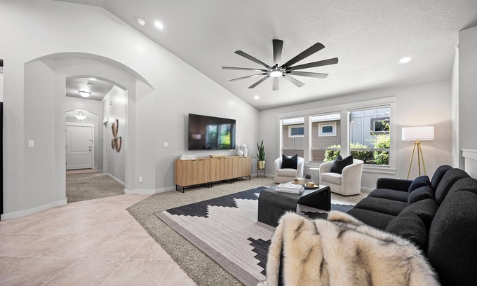 Meridian House | New - Tuscany Retreat- single level and clean!