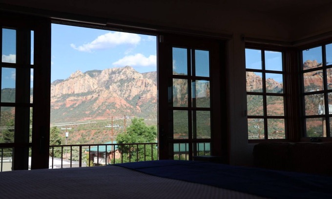 Uptown Sedona House | New Uptown Listing: Pool, Roof Deck, Heated Outdoor Dining, Hot tub, 75" TV!