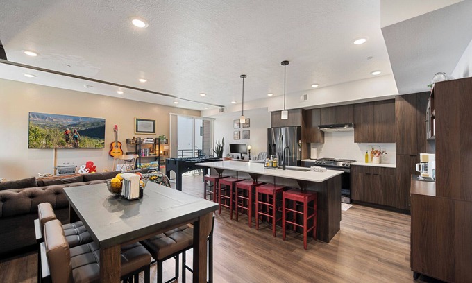 People's Freeway Condo | NEW! Urban, Downtown Condo, Incredible Mtn/City views, Stylish, TRX/Walkable!