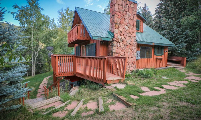 Vail Cabin | **NEW** Vail Cabin, Sleeps 8 Great Location, Smores, Park
