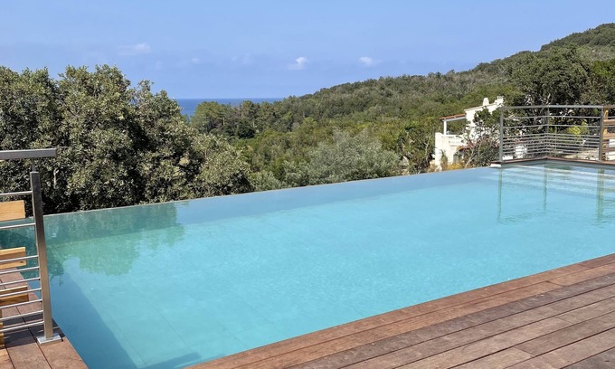 Favone Villa | New villa with large heated pool and sea view