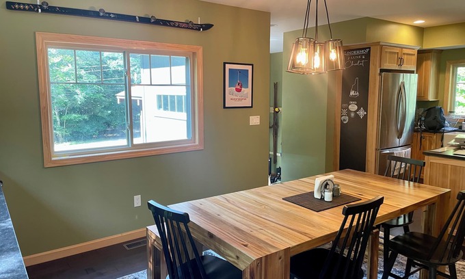 Jackson Ski Chalet | New w/3 kingbeds, AC, hot tub- 1 min to Storyland