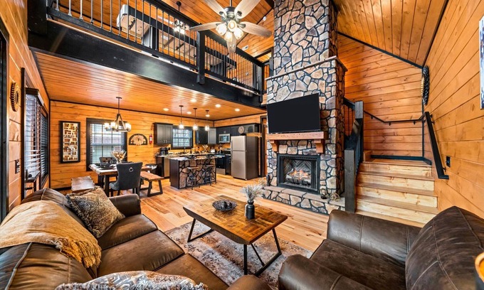Pigeon Forge Cabin | New! Woodridge Lodge! 3 min to PF Pkwy! Pool,Pool Table,Hot Tub,Shuffboard,Poker