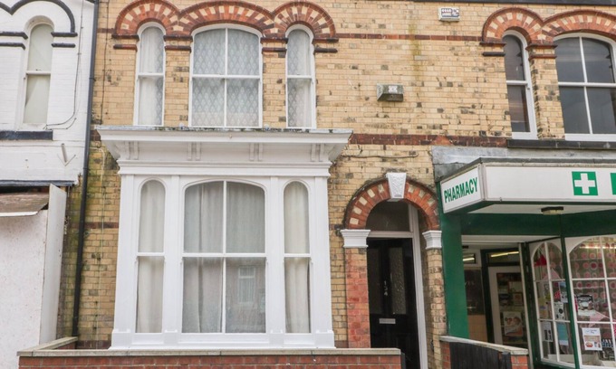 Hornsea Cottage | NEWBEGIN COTTAGE, pet friendly, with a garden in Hornsea