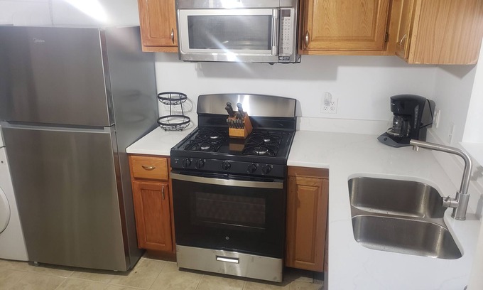 Saratoga Springs Apartment | Newer Cosy 1 BR Basement Apartment in Saratoga Springs - 2 Mins Drive To Track