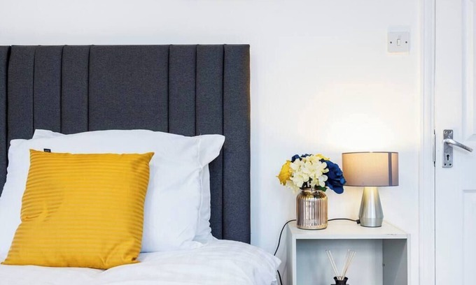Custom House House | Newham Excel E16 - 2 bed 1 bath House w Parking