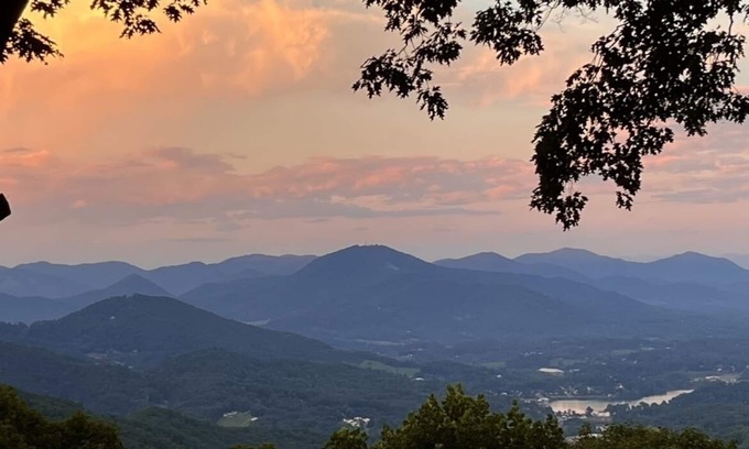 Waynesville House | Newly Built 2021! 4 BD 4.5 BA, Luxury Home, Mtn Views, Hot-tub!