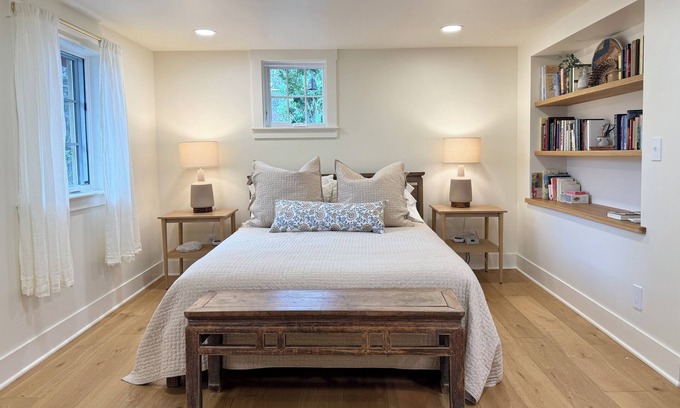 Ashland Apartment | Newly built charming apartment next to Japanese gardens, trails and Lithia Park!