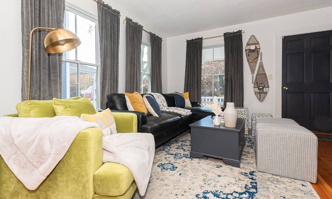 Ludlow House | Newly Designed by HOMME Girls! Okemo, Hot Tub, Mtn View, Ski Shuttle