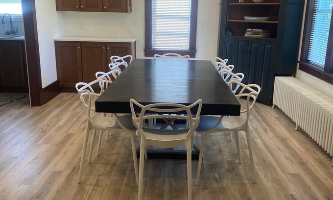 Niagara Falls House | Newly Listed 4-bedroom , 2 bath house with WiFi, AC 10 minute walk to the Falls!
