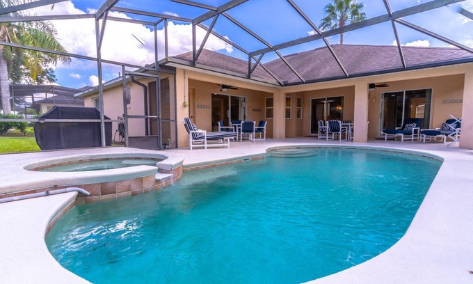 Tuscan Ridge House | Newly listed single story private pool home in Tuscan Ridge