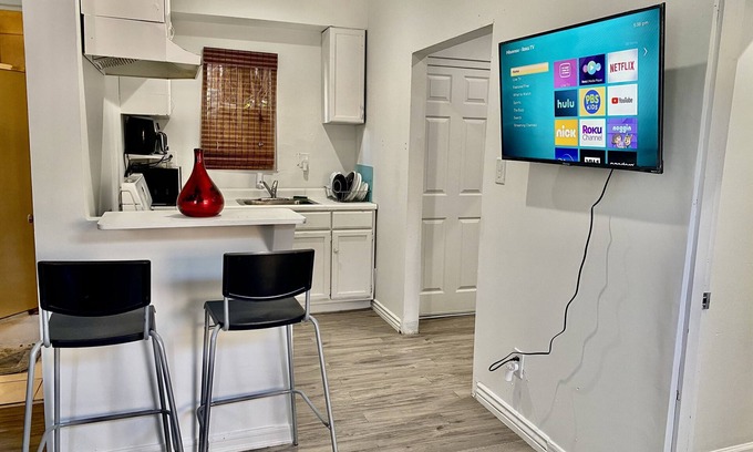 Mid City Apartment | Newly Redone Mid City converted GARAGE apartment