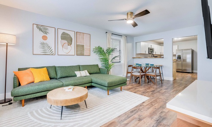 Savannah House | NEWLY Remodeled and Furnished 3 Bedroom Bungalow in Quiet Savannah Gardens