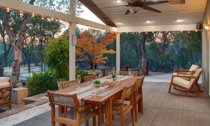 Mariposa House | Newly Remodeled Modern Farmhouse, 3+ Private Acres, Hot Tub, Game Room and More!