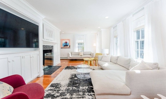 Nantucket Town House | Newly Remodeled, Stylish Decor, 5 minute walk to Town, 5BR/5.5BA