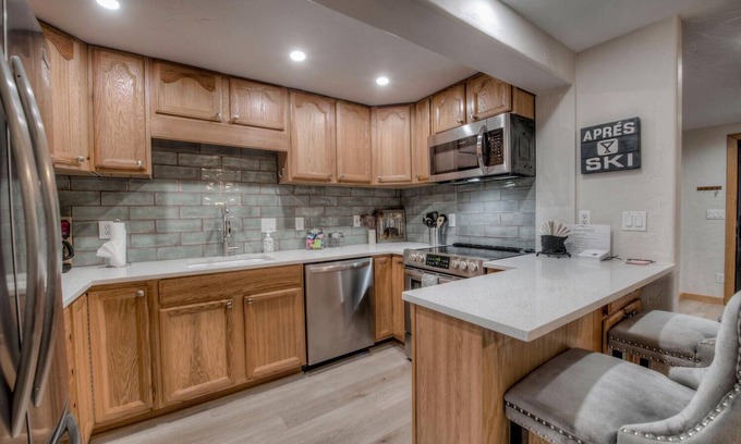 Dunkin Hill House | Newly Remodeled Townhome - 4bd + Free Shuttle