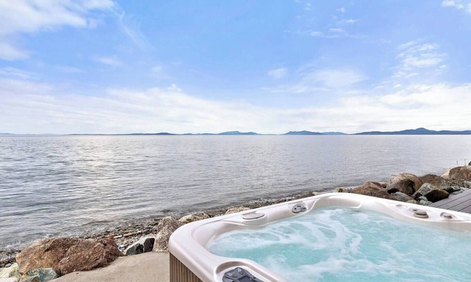 Oak Harbor House | Newly Remodeled Waterfront Whidbey Island, Hot Tub