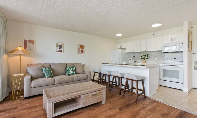 Waikiki Condo | *NEWLY RENOVATED*1bed Ocean View, Near Beach & Zoo, Free Wifi & Parking!