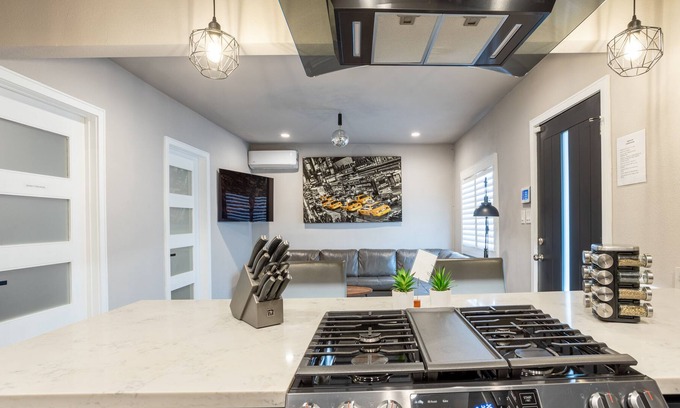 Los Angeles House | NEWLY Renovated 2bed/1bath home!