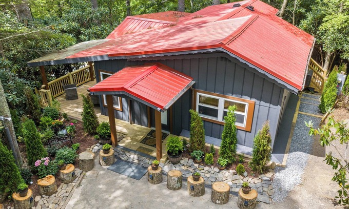 Newland Cabin | Newly Renovated 3/2 Cabin & Resort-Style Amenities, Golf community, Fire-Pit, AC