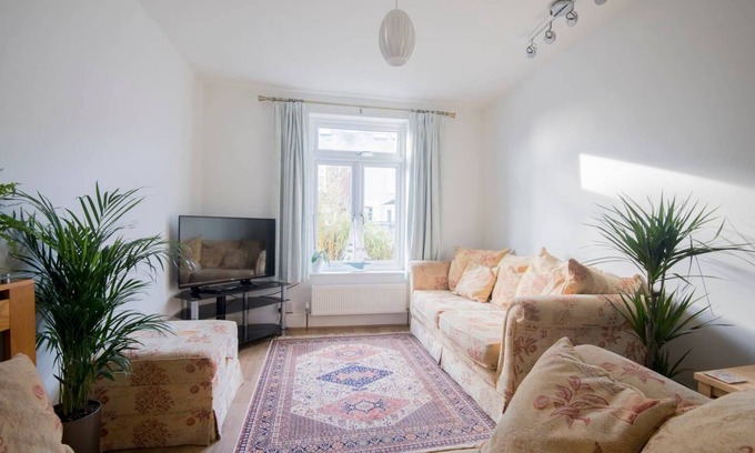 Chichester House | Newly renovated 3 Double Bedroom 5 Bed House with free parking