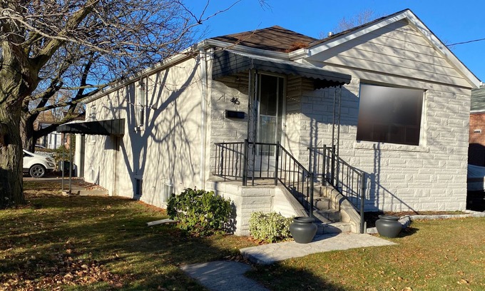 Alderwood House | Newly Renovated 3BR home with parking and wifi - Close to YYZ and dwntwn Toronto