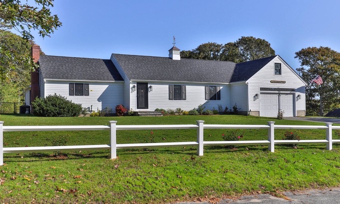 Chatham House | Newly renovated house 3 minutes to Wequassett Resort and 7 minutes to CBI.