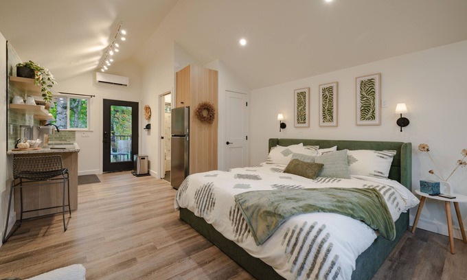 Olde Town House | Newly Renovated + King Suite + Steps 2 Town, The Gateway Barn- Newly Renovated!