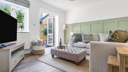 Lechlade House | Newly renovated luxury 2-bed cottage, garden & private parking, perfect for getaways
