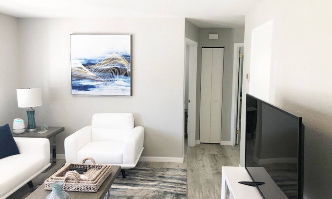 Solana Apartment | Newly Renovated - Modern Apartment - 2 of 4