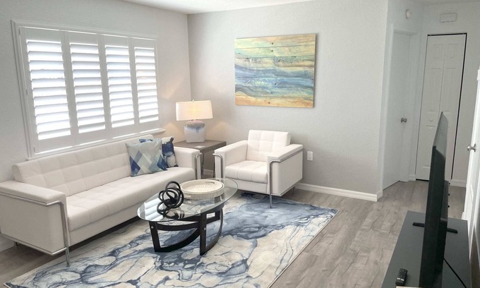 Solana Apartment | Newly Renovated - Modern Apartment 4 of 4