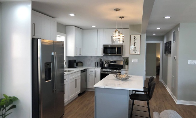 Roseland House | Newly renovated modern retreat just blocks from I-94