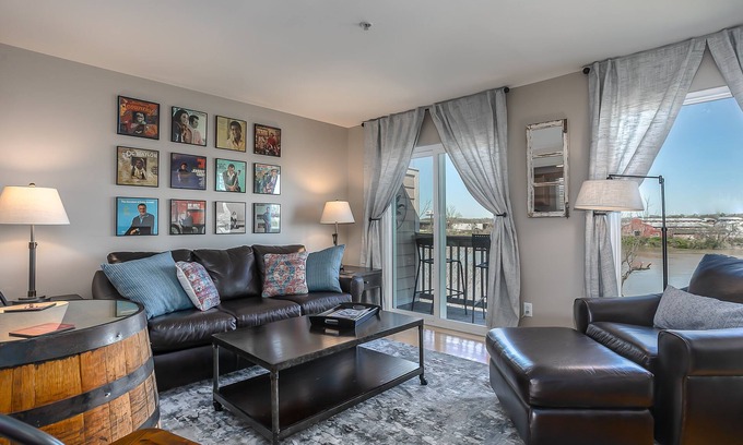 North Capitol Condo | Newly Renovated, Top Floor Quiet Cozy Riverfront Condo with Free Parking
