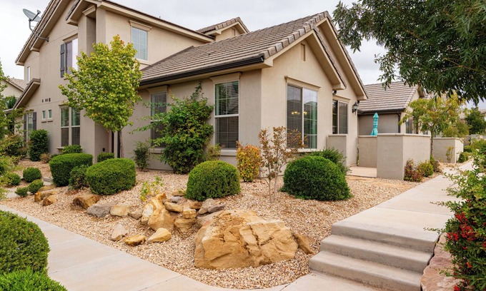 Washington House | Newly Renovated Townhome. Pet Friendly! St. George