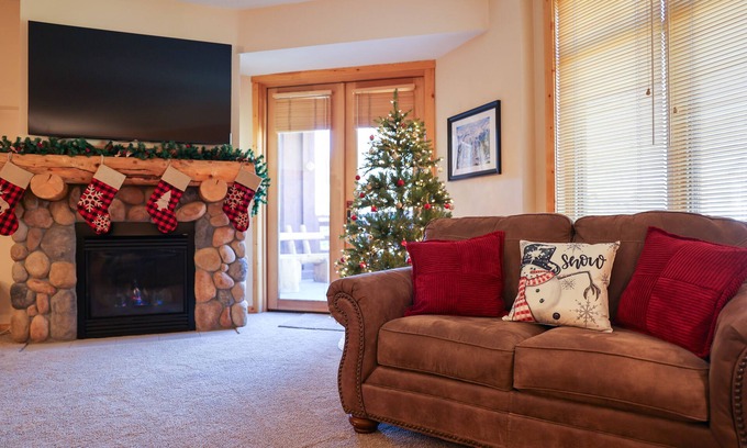 Copper Mountain Village Condo | Newly Renovated -Cozy Winter Lodge -less than 2 minute walk from slope!