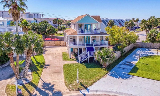 Pensacola Beach House | Newly Renovated Pet Friendly home w/PRIVATE POOL!
