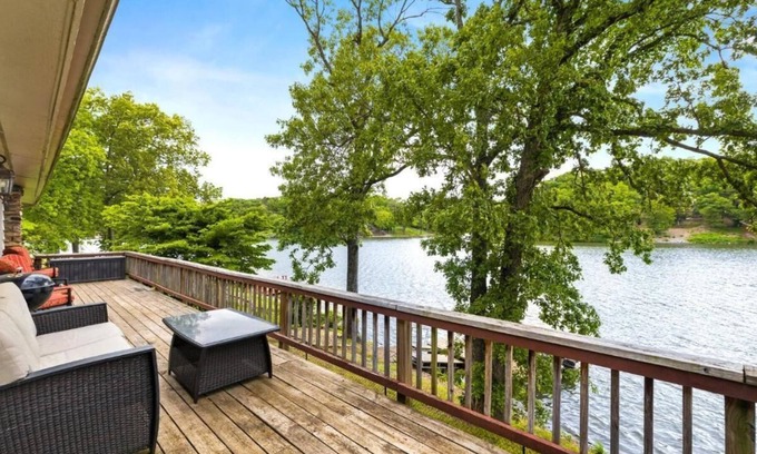 Bella Vista House | Newly renovated with boat dock just steps to the water and the trails!